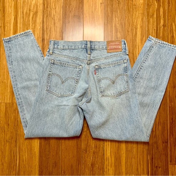 NWOT Levi's High Rise Wedgie Distressed Jean - Picture 2 of 8